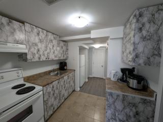 Private 1-Bedroom Basement Apt, 10 Min to Airport ,Big Windows, Separate Entrance - 5