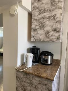 Private 1-Bedroom Basement Apt, 10 Min to Airport ,Big Windows, Separate Entrance - Toronto - 6