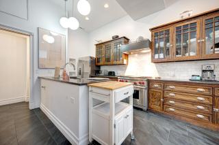 Large Condo with Outdoor Deck in Historic Chicago District home - 7