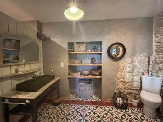 Grande demeure de caractere avec piscine au cœur d un village typique du Sud de la France - Lagamas - 1