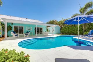 Private Pool and Backyard Villa in North Palm Beach - 3