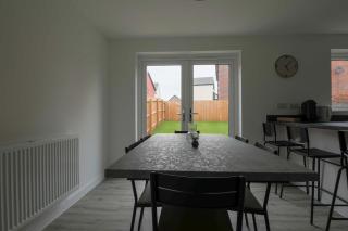 The Haven – Modern 4-Bed Home with Garden - 9