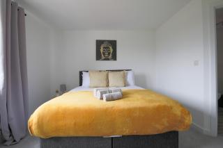 The Haven – Modern 4-Bed Home with Garden - 6