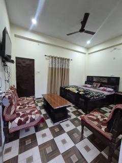 Bisht Hotel And Restaurant - 8