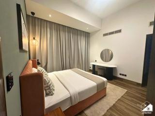 Stylish 1BR Stay l Rooftop Pool, Sauna & Gym - 7