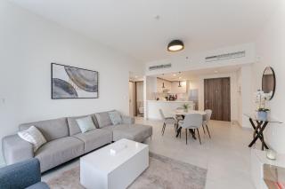 Stylish 1BR in Wasl 1 with Balcony & Pool - Dubai - 9
