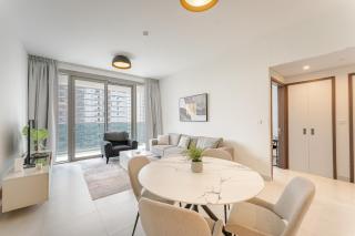 Stylish 1BR in Wasl 1 with Balcony & Pool - Dubai - 2