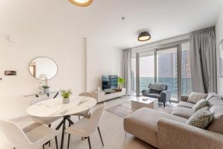 Stylish 1BR in Wasl 1 with Balcony & Pool - Dubai - 1