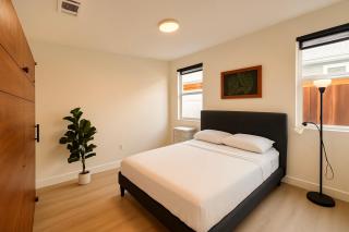 Situated in the heart of Costa Mesa near 17th Street - Costa Mesa - 3
