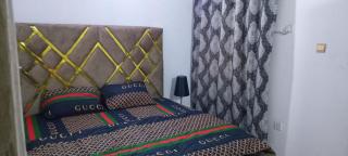 Spacious One bedroom serviced apartment with Wifi Smart TV Air conditioning kitchen and other facilities in a cozy living space - Lagos - 4
