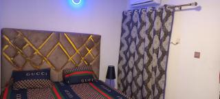 Spacious One bedroom serviced apartment with Wifi Smart TV Air conditioning kitchen and other facilities in a cozy living space - Lagos - 1