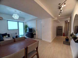 Family Room 1BR HUGE Balcony in Azure North - 2