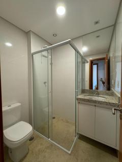 Apartmento novo a 350 m da praia das Toninhas em Ubatuba - 2 dormitórios sendo 1 suite, piscina, varanda gourmet com churrasqueira, ar condicionado, cozinha completa, garagem privativa - 4