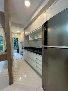 Apartmento novo a 350 m da praia das Toninhas em Ubatuba - 2 dormitórios sendo 1 suite, piscina, varanda gourmet com churrasqueira, ar condicionado, cozinha completa, garagem privativa - 3