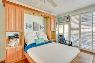 Walk to Indian Shores Beach and Pool Sunny Condo - 3