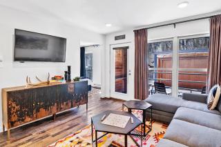 Top Floor Condo with Balcony - Steps To Lifts & Main Street condo - 5