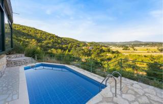 Awesome Home In Mirlovic Polje - 2