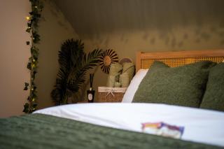 Upbeat Jungle Loft Apartment - Derby - 9