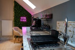 Upbeat Jungle Loft Apartment - Derby - 3
