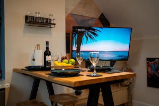 Upbeat Jungle Loft Apartment - Derby - 8