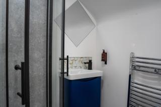 Upbeat Jungle Loft Apartment - 4