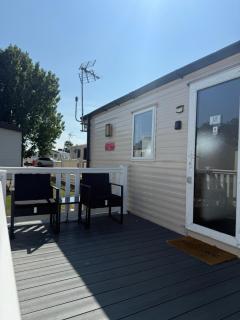 6 Beds 2 Sofa bed Family friendly - unlimited Wi-Fi, Warm, Cozy Sun decking Caravan at Seawick Holiday Park - Saint Osyth - 5