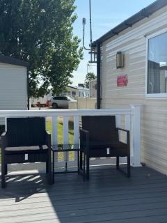 6 Beds 2 Sofa bed Family friendly - unlimited Wi-Fi, Warm, Cozy Sun decking Caravan at Seawick Holiday Park - 6