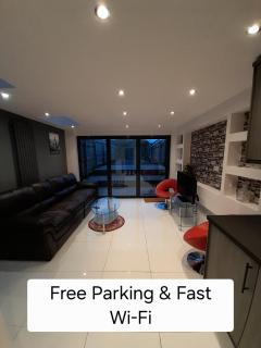 Contemporary and Spacious Home - Cardiff - 0