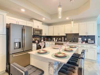 Comfy Lakeview 3BR with 2 Clubhouses & Waterpark - 4