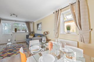 NEW Vibrant and Colorful Flat with Garden & Parking - 9