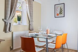 NEW Vibrant and Colorful Flat with Garden & Parking - 8