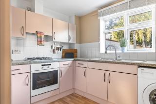 NEW Vibrant and Colorful Flat with Garden & Parking - London - 5