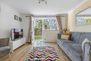 NEW Vibrant and Colorful Flat with Garden & Parking - 6