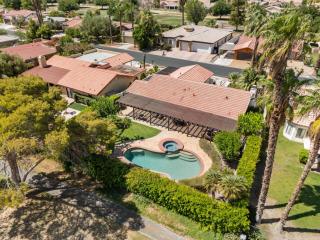 Palm-Lined Spanish Oasis w Pool Spa BBQ Games Near Coachella - Indio - 9