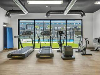 New Luxury 2 Bedroom with Padel Gym Pool Cinema BBQ - 8