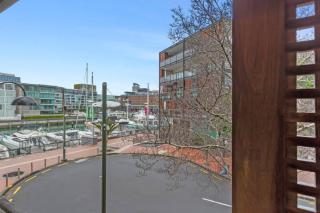 QV Stays Stylish Waterfront Retreat - 4