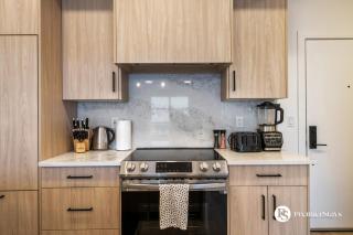 Luxurious 1BR Apartment near MRU and Downtown with Free Parking Sleeps 4 - Calgary - 3