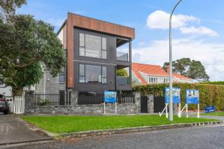 Premium Abode with Lift and Water Views - Auckland - 8