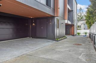 Premium Abode with Lift and Water Views - 7