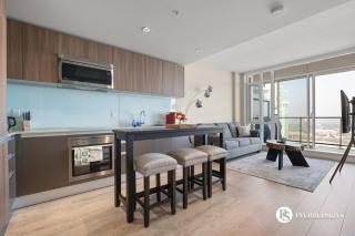 28th Floor High Rise Apartment Near Stampede Sleeps 4 with Free Secure Parking - 9
