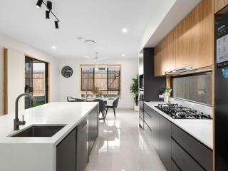 Spacious Modern 6BR Family Home in Pallara QLD - Doolandella - 4