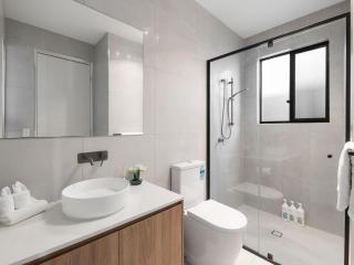 Spacious Modern 6BR Family Home in Pallara QLD - Doolandella - 1