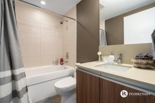 28th Floor High Rise Apartment Near Stampede Sleeps 4 with Free Secure Parking - 7