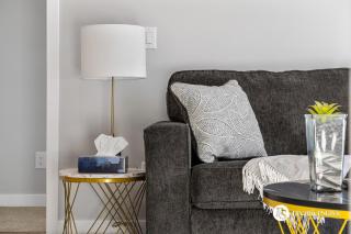 Luxury Getaway in Inglewood with 2 Bedrooms Sofa Bed and Heated Underground Parking - 2