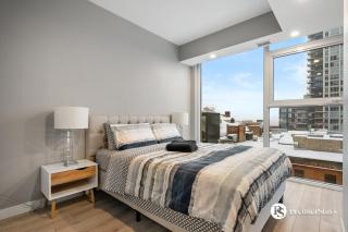 Central Downtown near Rogers Sleeps 6 with Two Queen Beds and Parking - Edmonton - 9