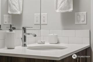 Executive Suite in Inglewood with 2 Bedroom Parking AC and King Bedroom - Calgary - 3