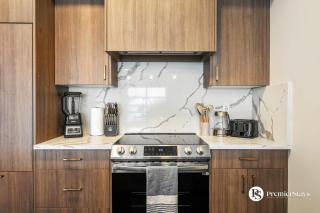 Luxurious 2 Bedroom Suite near MRU and Downtown with Free Underground Parking Wifi and More - Calgary - 5