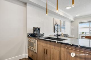 Luxurious 2 Bedroom Suite near MRU and Downtown with Free Underground Parking Wifi and More - 2