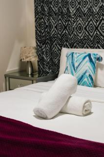 Peaceful 4BR Retreat in Leafy Forest Lake Setting - 2