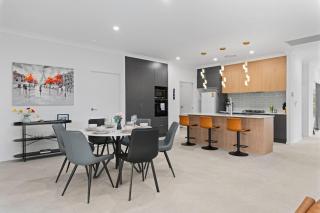 Modern 3BR Home in Peaceful Park Ridge Estate - 9